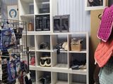 une pièce remplie d'une multitude de chaussures et d'autres objets