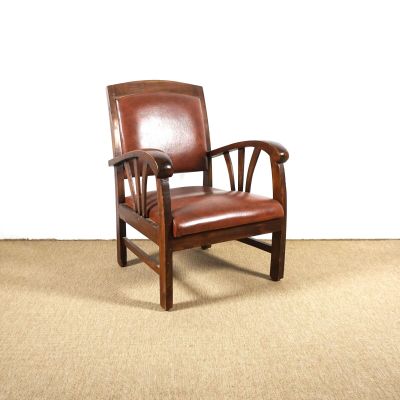 un fauteuil en cuir marron posé sur un sol recouvert de moquette