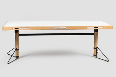 une table blanche avec des pieds noirs et un plateau en bois