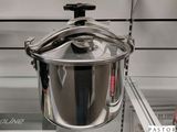 une casserole en acier inoxydable exposée dans un magasin