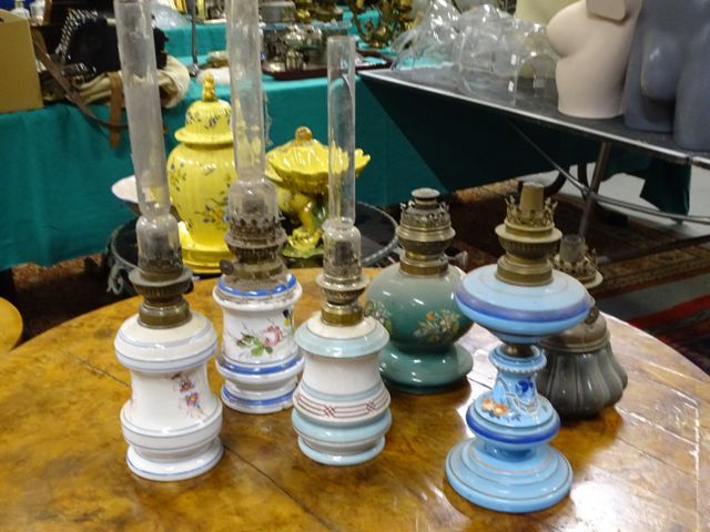 Lot de 6 lampes à pétrole en faïence ou porcelaine à décor émaill...