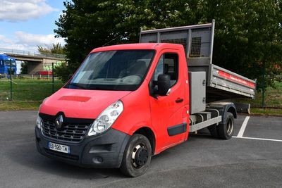 un camion rouge garé dans un parking