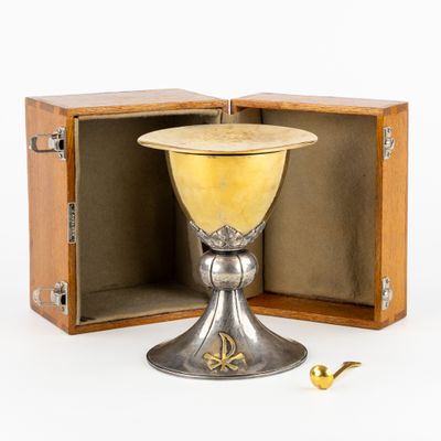 un calice en argent et en or dans un coffret en bois