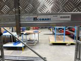 une photo d'un grand entrepôt avec de nombreuses tables et chariots