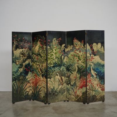 un écran noir et vert sur lequel figure une peinture représentant une scène de forêt