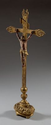 crucifix en laiton représentant Jésus sur la croix, posé sur un socle