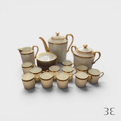 plusieurs tasses et soucoupes et une théière sur la table