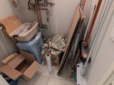 une salle de bains avec des toilettes et plein de cartons par terre