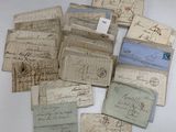 plusieurs vieux morceaux de papier portant des inscriptions, posés sur une table