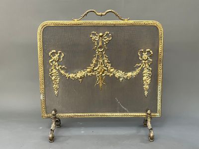 une image représentant un pare-feu de cheminée plaqué or orné de fleurs