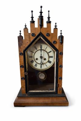 une horloge posée sur une table en bois