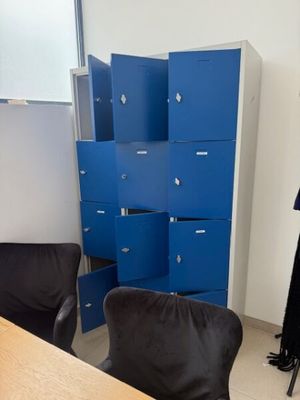 une pièce avec un bureau et une chaise