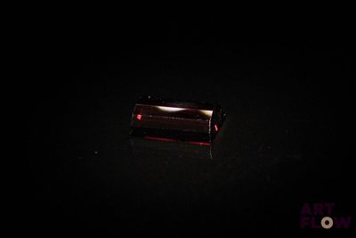 une photo d'un morceau de grenat rouge dans l'obscurité