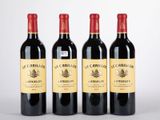 trois bouteilles de vin rouge posées l'une à côté de l'autre sur une surface blanche