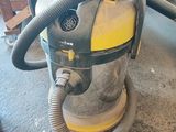 un aspirateur posé par terre