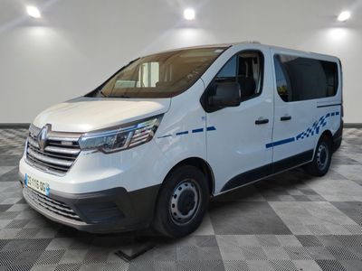 la camionnette blanche est garée sur le sol en damier d'une pièce