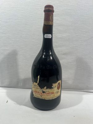une bouteille de vin posée sur une table blanche