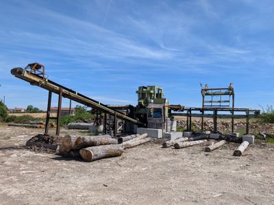 une photo d'une grosse machine posée dans la terre