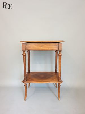 Table travailleuse en placage de noyer, le plateau chantourn…