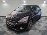 la photo d'une voiture noire garée dans un garage