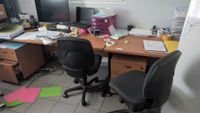 Dans le grand bureau central :