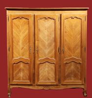 Armoire trois portes en merisier.