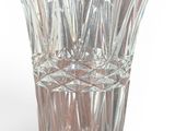 un vase en verre posé sur une surface blanche