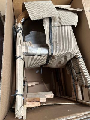 une boîte en carton contenant une chaise