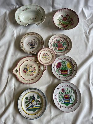un grand nombre d'assiettes posées sur une table