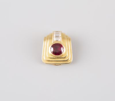 gros plan d'une bague en or avec une pierre rouge
