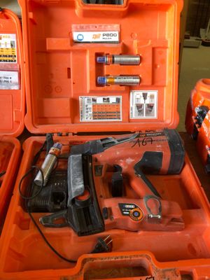 une mallette à outils orange contenant des outils