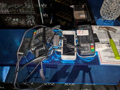une table sur laquelle sont posés tout un tas d'appareils électroniques