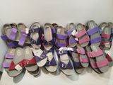 de nombreuses paires de sandales violettes et roses exposées