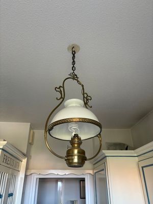 Ancienne lampe à pétrole en laiton montée en lustre / suspen…