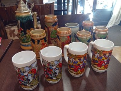 plein de chopes de bière posées sur une table