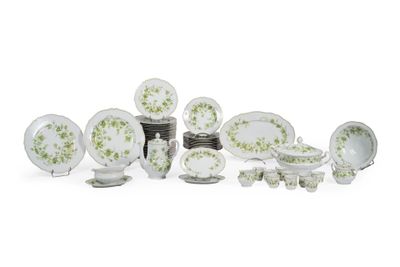 un ensemble de plats et de vaisselle en porcelaine verte et blanche
