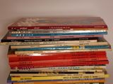beaucoup de livres empilés les uns sur les autres