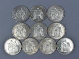 six types différents de pièces d'argent sur un fond bleu