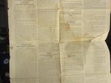 quelqu'un tient un journal sur lequel figure la photo d'un homme tenant ce même journal