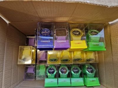 une boîte en carton remplie de montres de toutes les couleurs