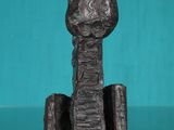 statue d'un homme assis au sommet d'une pile de livres