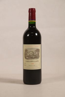 une bouteille de vin posée sur une table