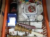 un panier rempli d'articles ménagers posé par terre