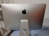 un ordinateur Apple posé sur un bureau, avec un clavier et une souris