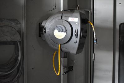 une image représentant une lampe fixée sur le côté d'un mur