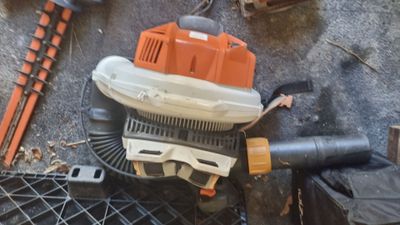 de nombreux outils posés sur le sol