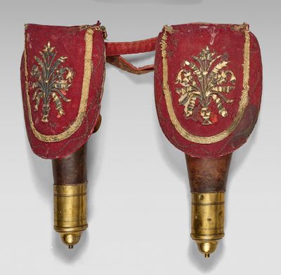 une paire d'appliques murales ornées de motifs rouges et dorés sur fond blanc