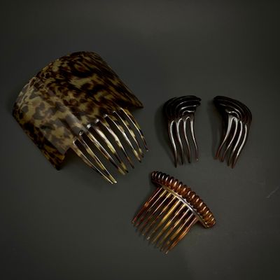 quatre mèches de cheveux posées sur une table