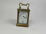 une petite horloge posée sur une table