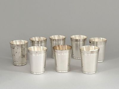six coupes en argent sont alignées sur une table